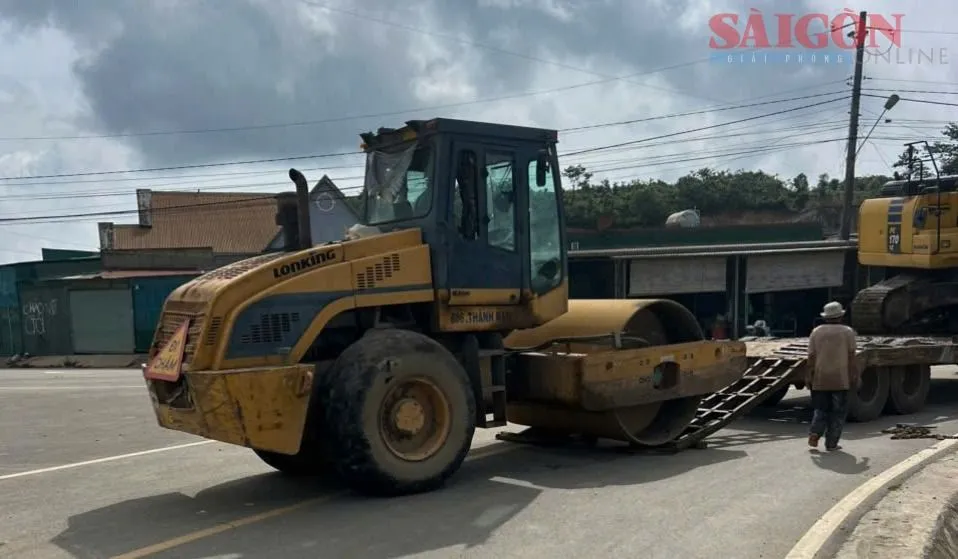 Xe lu rung, xe máy đào, xe san lấp được huy động vào sửa chữa e3371697cf3946671f28.jpg