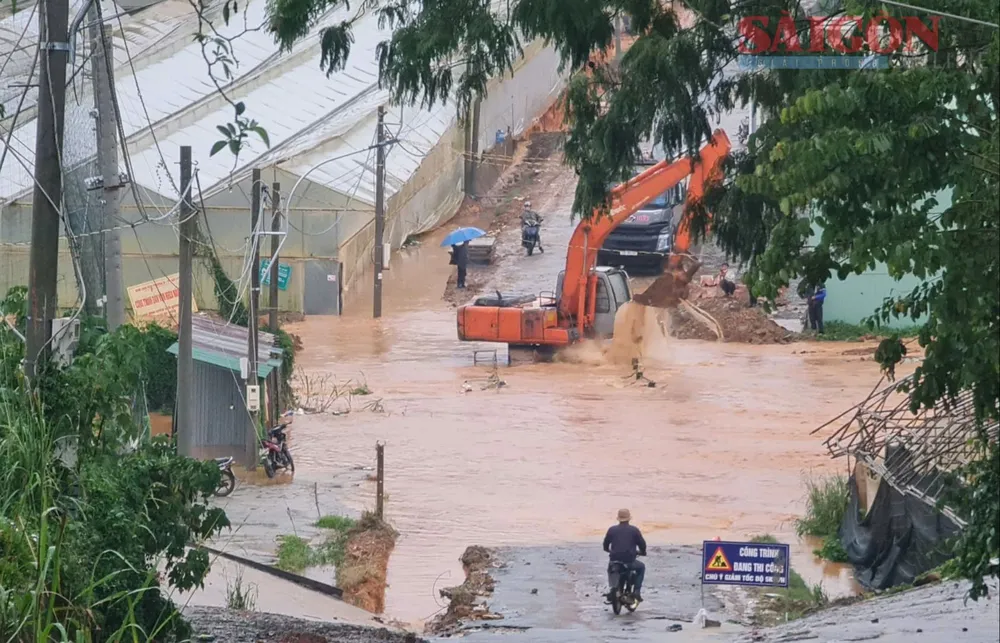 Đường Mai Xuân Thưởng, phường Lâm Viên - Đà Lạt bị ngập sâu sau mưa lớn chiều 12-8 f7d79613f5117d4f2400.jpg