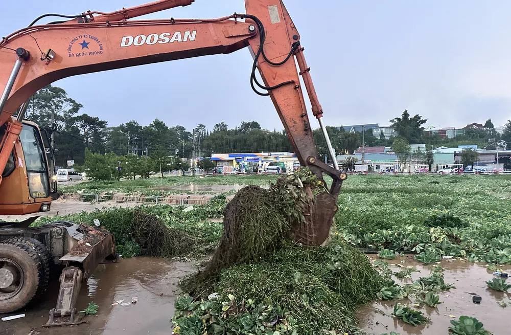 Cơ quan chức năng ngay sau đó huy động máy múc của đơn vị thi công gần đó để giải phóng tạm thời lượng rác lớn. Ảnh: ĐOÀN KIÊN IMG_5531.JPG