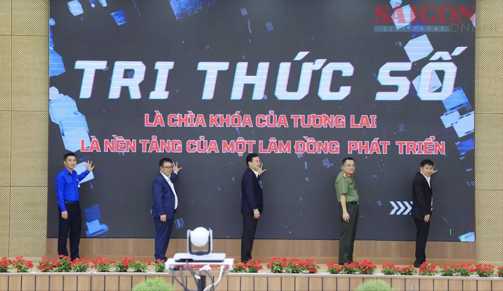 Các đại biểu thực hiện nghi thức phát động “Bình dân học vụ số” trên địa bàn tỉnh Lâm Đồng. Ảnh: ĐOÀN KIÊN 4f2667e651f8d9a680e9.jpg