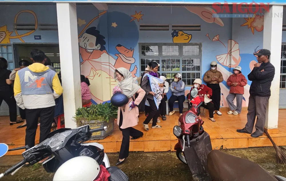 Người dân đến phân hiệu trường Tiểu học thôn Ma Bó, xã Tà Năng (tỉnh Lâm Đồng) để làm thủ tục hành chính thay vì di chuyển chặng đường dài lên trung tâm phục vụ hành chính công của xã Tà Năng 36266d344fc5c79b9ed4.jpg