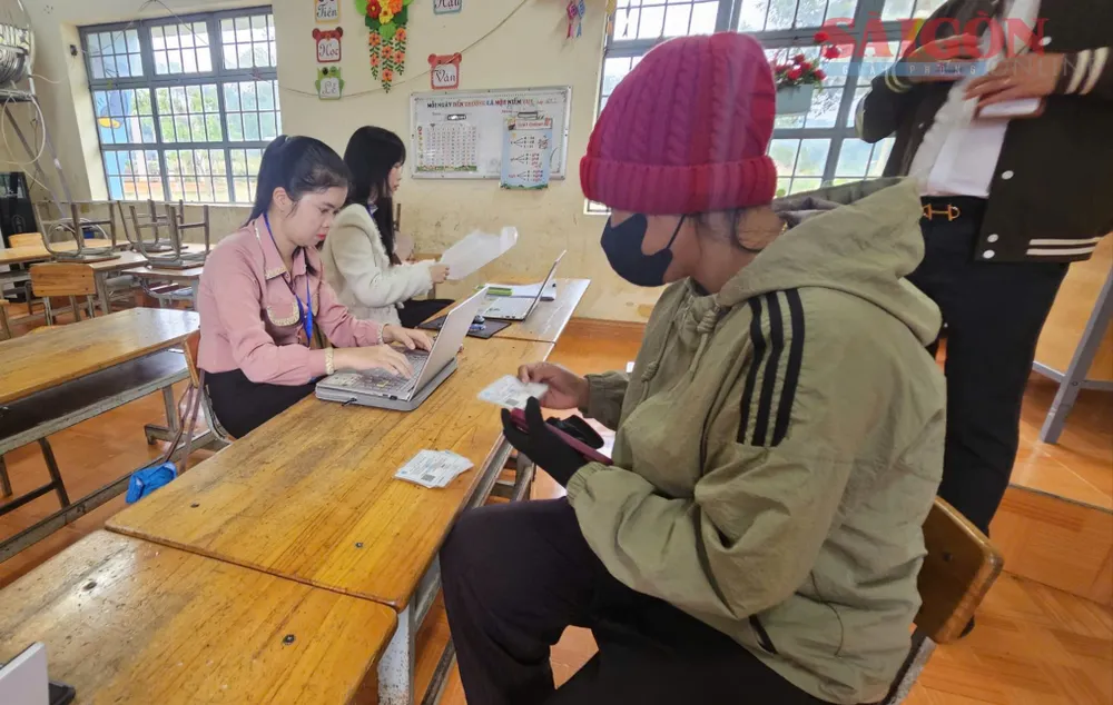 Người dân được hướng dẫn làm các thủ tục hành chính, tư vấn về pháp luật cơ bản ngay tại thôn 42ea1ff93d08b556ec19.jpg