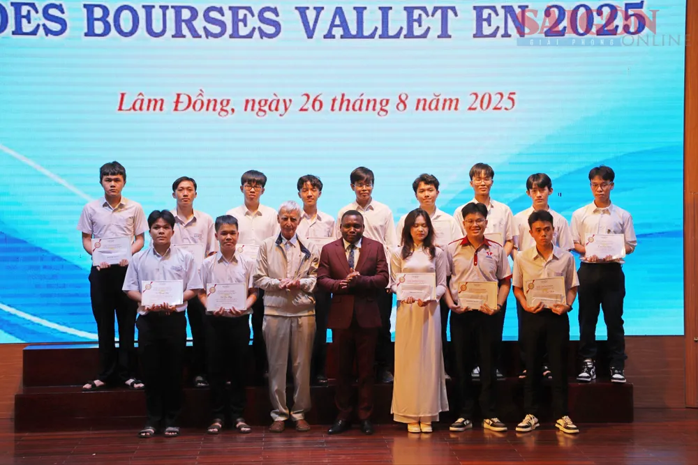 Học bổng sẽ là động lực để các học sinh, sinh viên vững bước trong chặng đường phía trước. Ảnh: ĐOÀN KIÊN IMG_3844 copy.jpg
