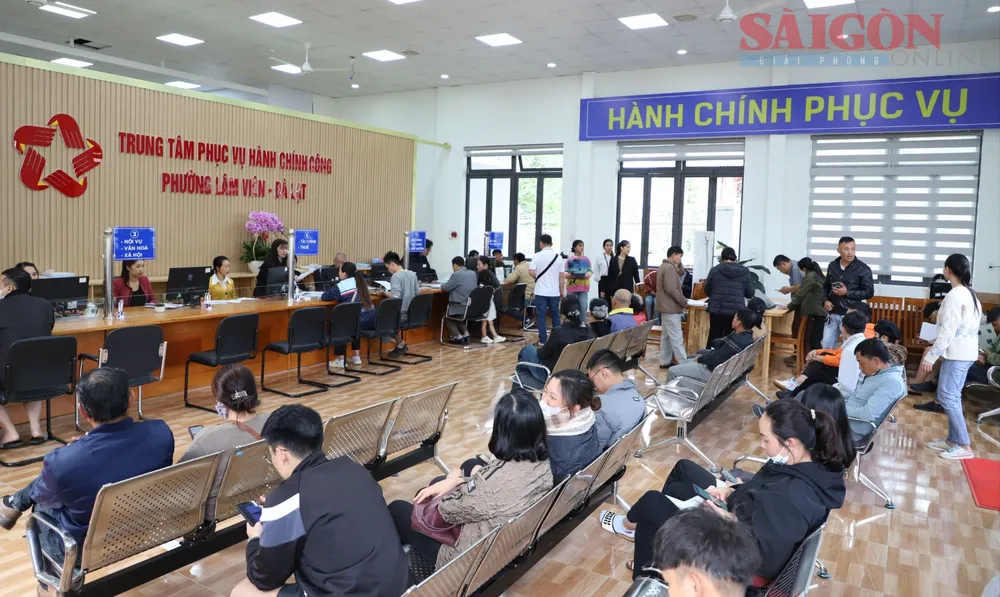Người dân làm thủ tục hành chính tại Trung tâm phục vụ hành chính công phường Lâm Viên - Đà Lạt, tỉnh Lâm Đồng. Ảnh: ĐOÀN KIÊN IMG_1693.JPG