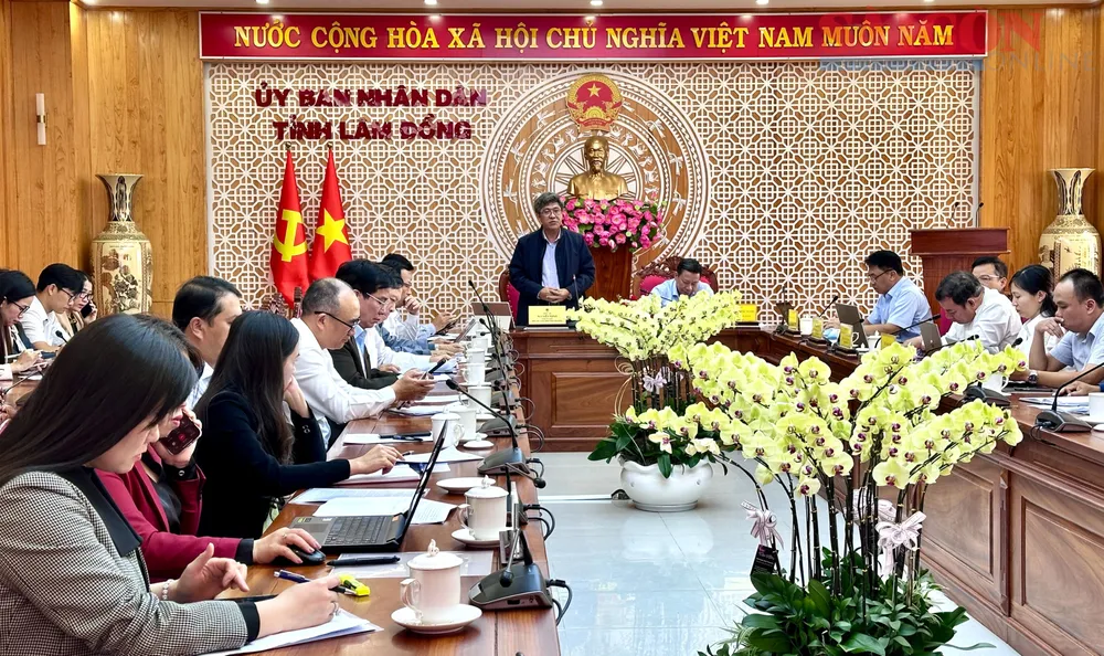 Ông Nguyễn Minh, Phó Chủ tịch UBND tỉnh Lâm Đồng trao đổi với đoàn công tác Bộ Tư pháp. Ảnh: ĐOÀN KIÊN IMG_6411.JPG