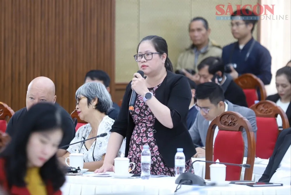 Bà Huỳnh Thị Hồng Hà, đại diện Công ty TNHH Utisys Việt Nam phát biểu ý kiến tại buổi đối thoại. Ảnh: ĐOÀN KIÊN IMG_3911.JPG
