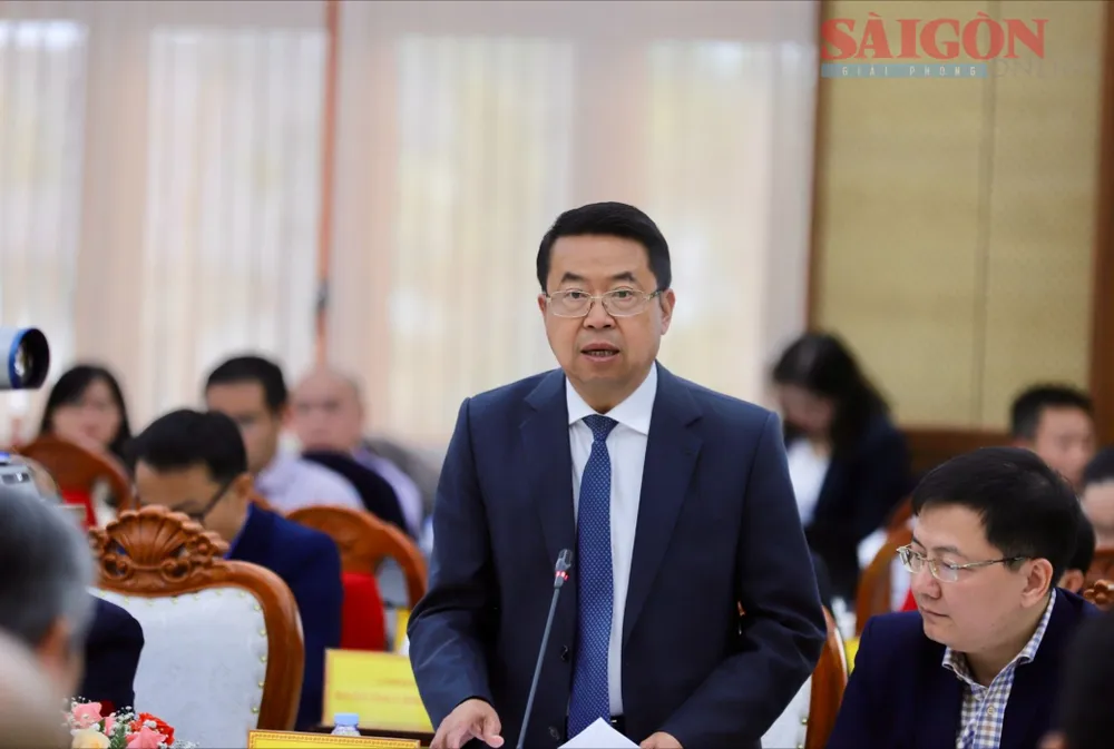 Giám đốc Sở Nông nghiệp - Môi trường tỉnh Lâm Đồng Tôn Thiện San giải đáp một số thắc mắc của doanh nghiệp tại buổi đối thoại. Ảnh: ĐOÀN KIÊN IMG_3984.JPG