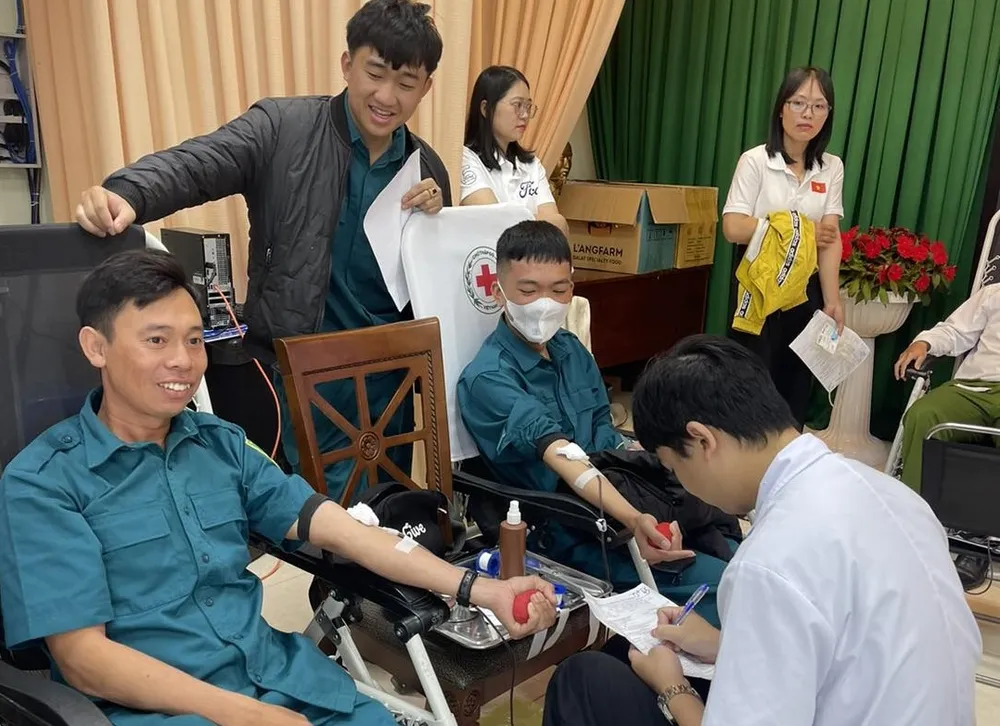 Các tình nguyện viên tham gia chương trình hiến máu tình nguyện “Giọt hồng Xuân Trường - Đà Lạt” 1112.jpg