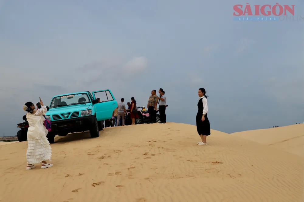 Đoàn khảo sát tại đồi cát Bàu Trắng, tỉnh Lâm Đồng. Ảnh: ĐOÀN KIÊN IMG_4366.jpeg