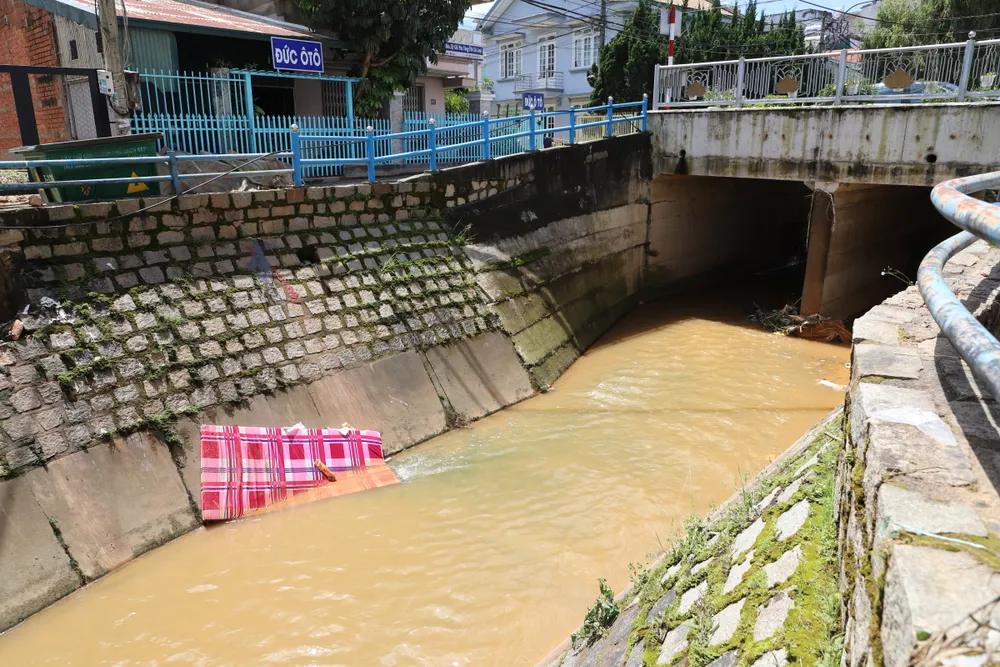 Cách đó không xa, vị trí cầu nối hai bên đường Tô Ngọc Vân tiếp tục trở thành nút thắt cổ chai IMG_4510.JPG