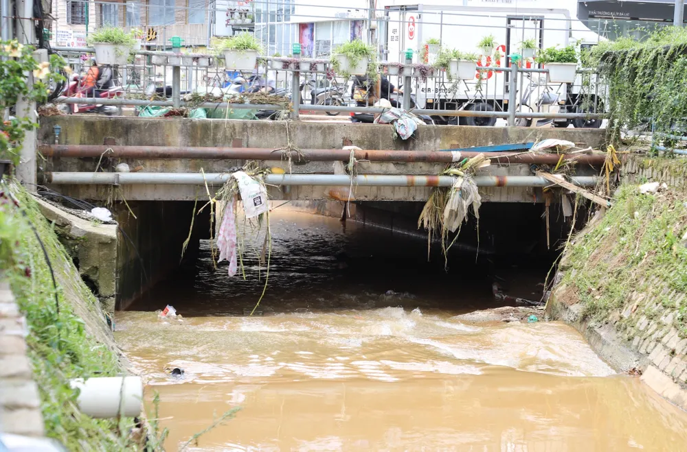 Một "điểm đen" ngập úng khác là vị trí cầu Hải Thượng, mặt cầu thiết kế thấp khiến nước không thoát kịp IMG_4527.JPG