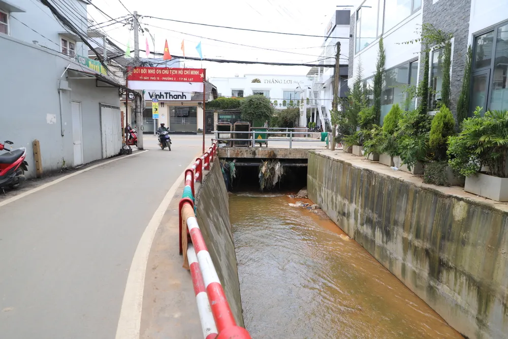 Đoạn suối băng qua đường Phan Đình Phùng, phường Xuân Hương - Đà Lạt. Đây là "điểm nóng" thường xuyên bị ngập mỗi khi mưa lớn. IMG_4531.JPG