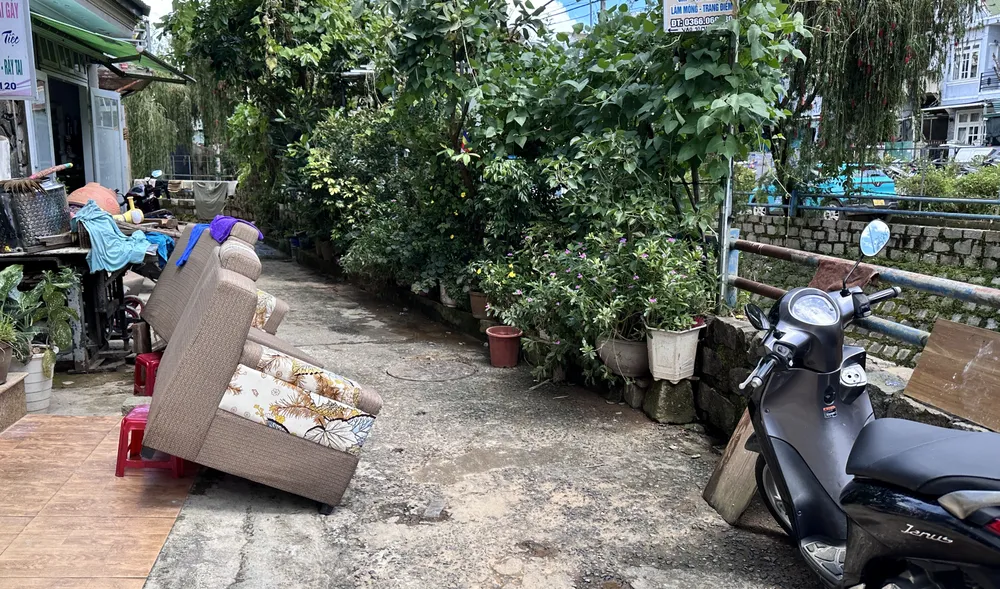 Cạnh đó, người dân phơi vật dụng bị nước tràn vào nhà sau cơn mưa chiều 10-9 IMG_7425.JPG