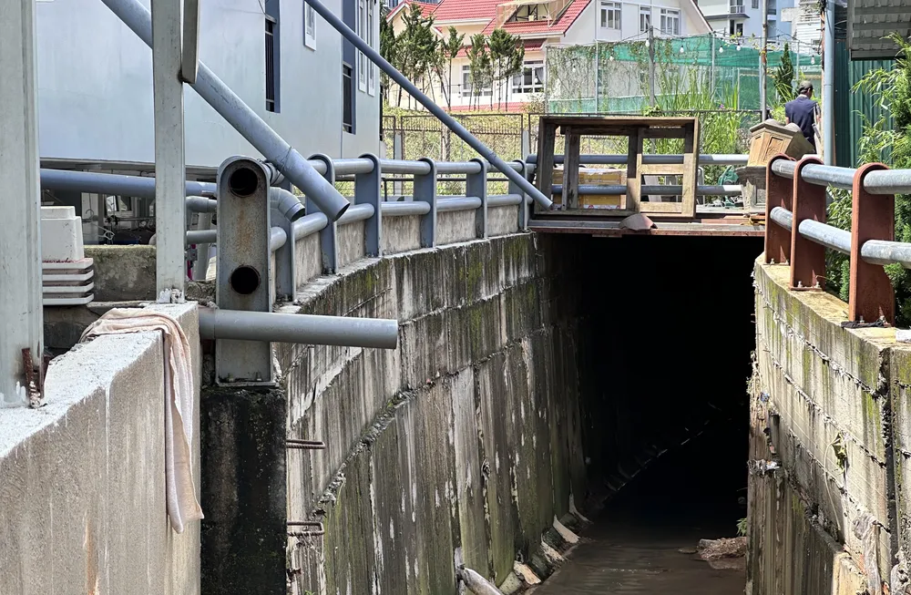 Phía cuối đoạn suối của khu quy hoạch Yersin, các công trình mới tiếp tục hình thành, biến suối trở thành "cống" IMG_7482.JPG