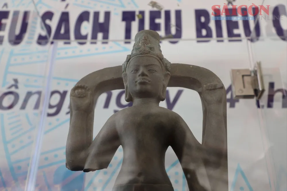 Hiện vật đã bị gãy mất một phần từ dưới cổ chân, một phần lớn cánh tay bên phải. Tuy nhiên, phần còn lại vẫn phản ánh đầy đủ đặc điểm cơ bản. Ảnh: ĐOÀN KIÊN IMG_4548.JPG