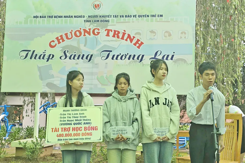 Các tân sinh viên Làng SOS Đà Lạt cảm ơn Hội Bảo trợ Bệnh nhân nghèo, Người khuyết tật và Bảo vệ quyền trẻ em Lâm Đồng, các nhà hảo tâm đã hỗ trợ học bổng để bước tiếp trên chặng đường học tập. 1350425504818667966 copy.jpg