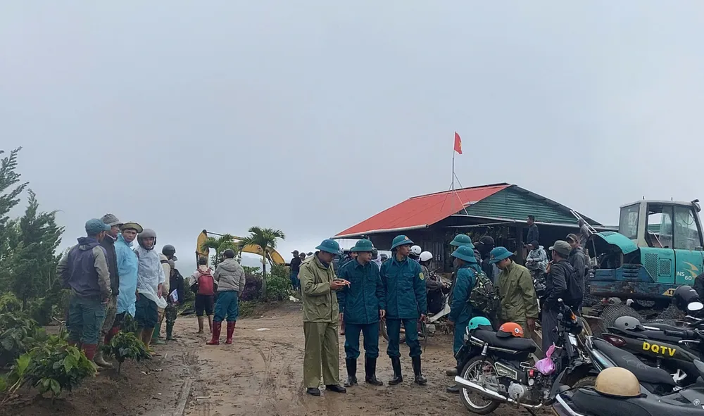 Lực lượng chức năng chia thành các nhóm tìm kiếm người dân bị mất tích tại phường LangBiang - Đà Lạt, tỉnh Lâm Đồng c121bcba12b998e7c1a8.jpg