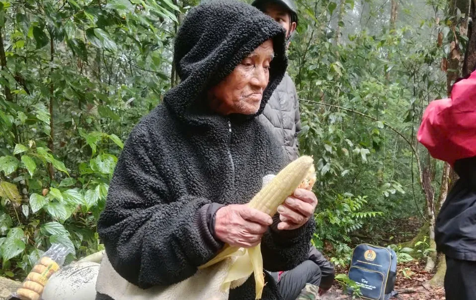 Ông R Ông Ha Hoanh được lực lượng chức năng hỗ trợ ăn uống ngay khi tìm thấy 3cae8e821f9495cacc85.jpg