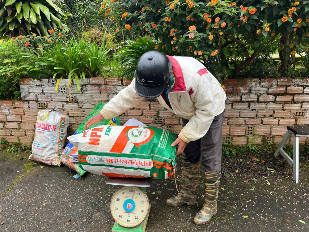 Ramai petani mengambil kesempatan sebelum pergi bekerja untuk membawa sampah ke tempat pengumpulan untuk ditukar dengan hadiah. 1486578265304473509.jpg