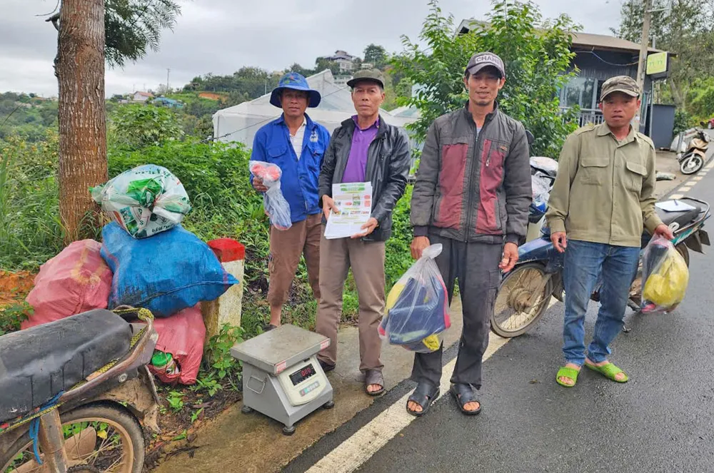 Orang ramai membawa sampah ke 29 lokasi di wad Xuan Truong - Da Lat untuk ditukar dengan peralatan perlindungan buruh. bf72b91b5bded18088cf.jpg