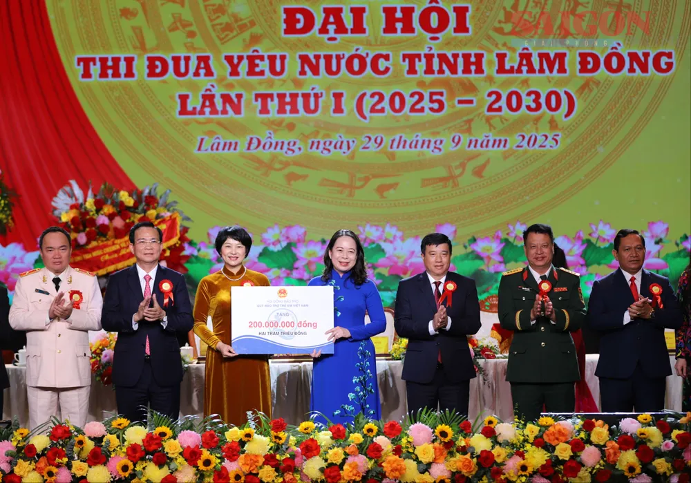Phó Chủ tịch nước Võ Thị Ánh Xuân, Phó Chủ tịch thứ Nhất Hội đồng Thi đua - Khen thưởng Trung ương trao tặng 200 triệu đồng từ Quỹ bảo trợ trẻ em cho tỉnh Lâm Đồng. Ảnh: ĐOÀN KIÊN IMG_4896.JPG