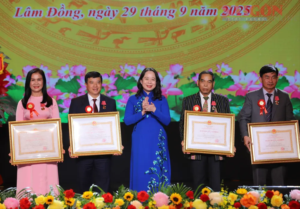 Phó Chủ tịch nước Võ Thị Ánh Xuân trao tặng Huân chương Lao động cho các cá nhân. Ảnh: ĐOÀN KIÊN IMG_4939.JPG