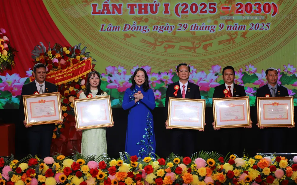 Phó Chủ tịch nước Võ Thị Ánh Xuân trao tặng danh hiệu Chiến sĩ thi đua toàn quốc cho các cá nhân. Ảnh: ĐOÀN KIÊN IMG_4958.JPG