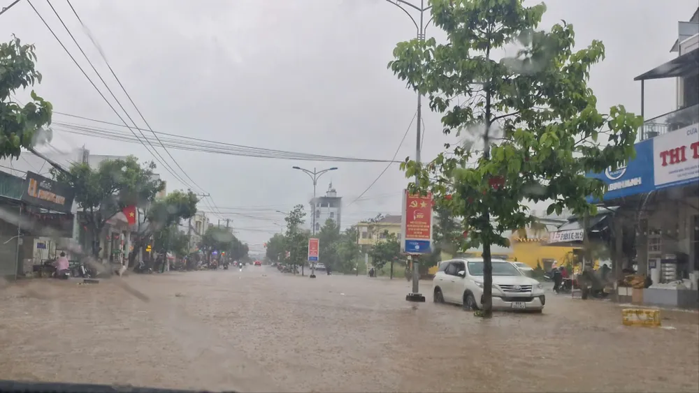 Đường phố Bảo Lộc ngập nặng sâu sau mưa lớn 158be52b95da1f8446cb.jpg
