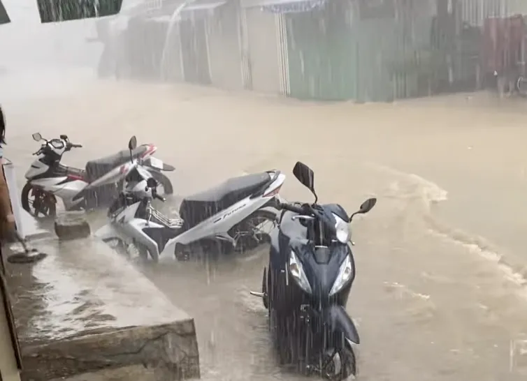 Đường Huyền Trân Công Chúa, phường Xuân Hương - Đà Lạt, tỉnh Lâm Đồng ngập cục bộ sau cơn mưa lớn Screenshot 2025-10-01 at 16.30.55.png