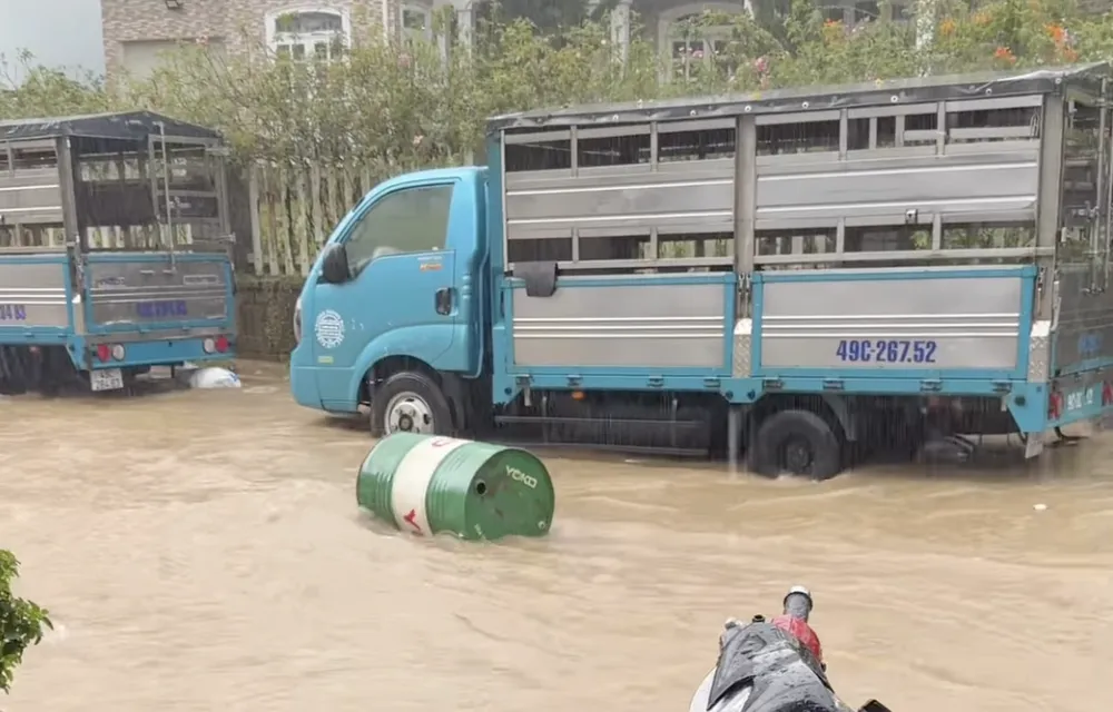 Nước mưa không kịp thoát gây ngập trên đường Đồng Tâm, phường Xuân Hương - Đà Lạt, chiều 1-10 Screenshot 2025-10-01 at 16.32.48.png