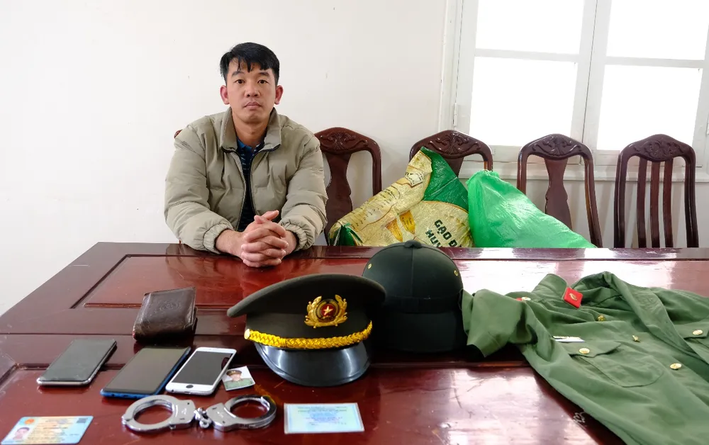 Huỳnh Lê Công cùng tang vật tại cơ quan công an 111111.png