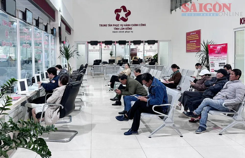 Người dân đến làm thủ tục tại Trung tâm Phục vụ hành chính công tỉnh Lâm Đồng (phường Xuân Hương - Đà Lạt, tỉnh Lâm Đồng). Ảnh: ĐOÀN KIÊN f4dd20fc2b6b9f35c67a copy.jpg