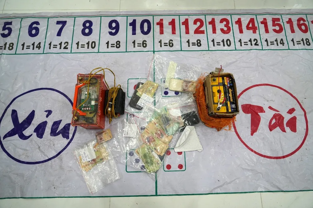 Tang vật các đối tượng sử dụng để đánh bạc đánh bạc 3.jpg