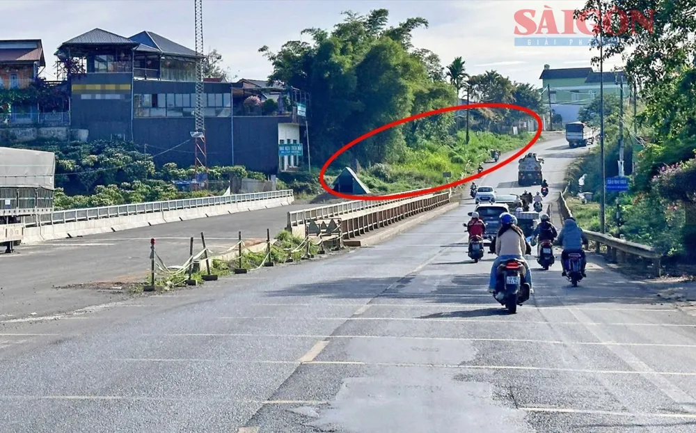 Cầu Đại Nga trên Quốc lộ 20 xây dựng xong từ lâu nhưng không có đường dẫn, không thể đưa vào kết nối đồng bộ. Ảnh: ĐOÀN KIÊN i4c-571-7949.jpg.jpeg