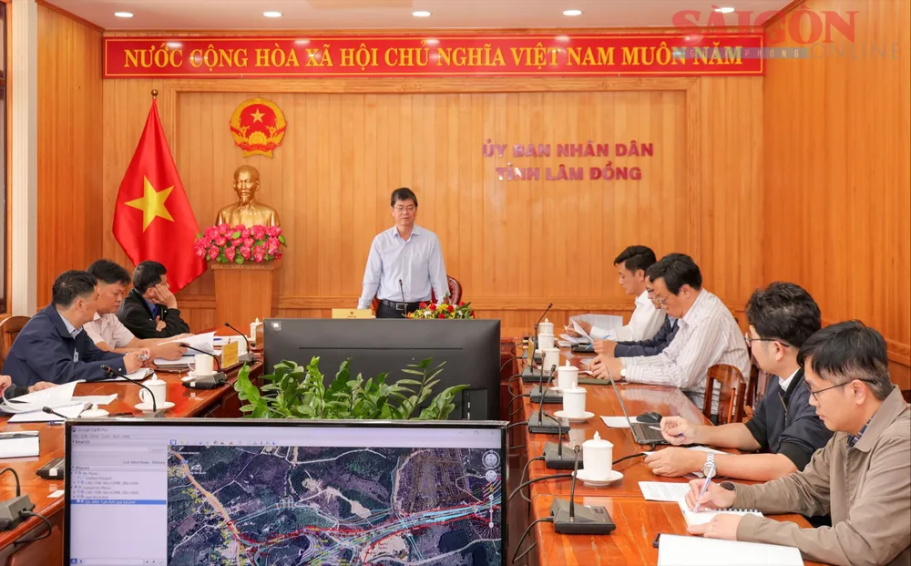 Herr Nguyen Hong Hai, stellvertretender Vorsitzender des Volkskomitees der Provinz Lam Dong, wies die Einheiten an, die Verfahren zu überprüfen und die Ausschreibungsverfahren für das Schnellstraßenprojekt Tan Phu – Bao Loc abzuschließen. quang-canh-HN-cao-toc.jpg