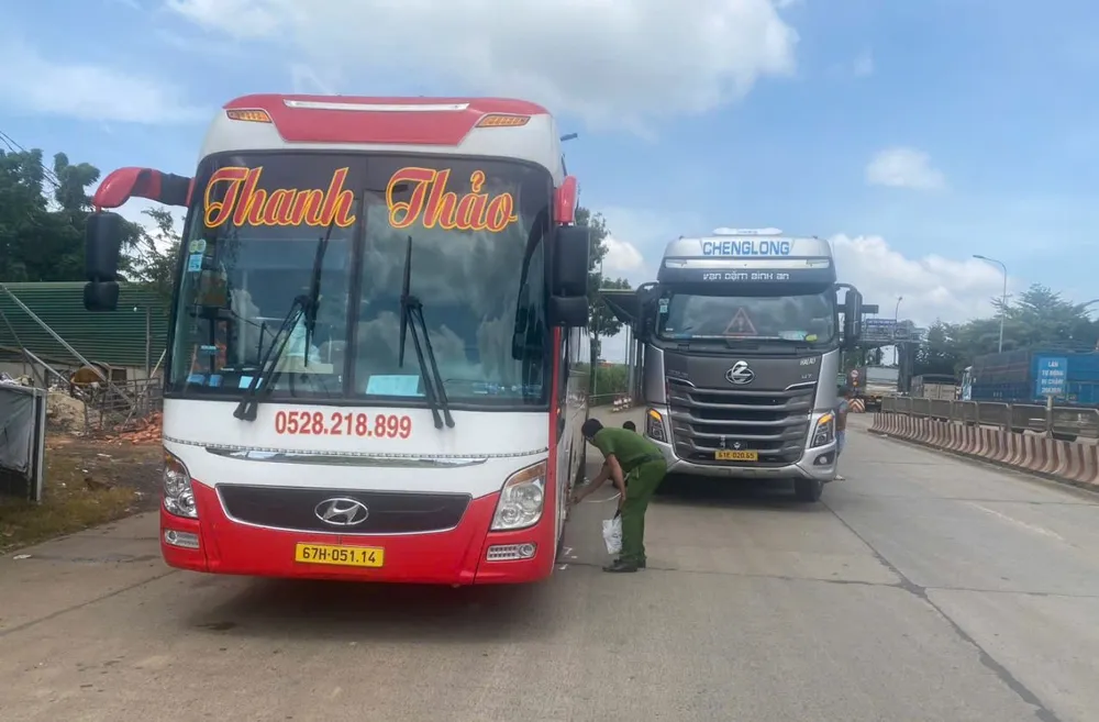 Cơ quan chức năng tổ chức khám nghiệm hiện trường vụ việc trên Quốc lộ 14 2666689532388444261 (1).jpg