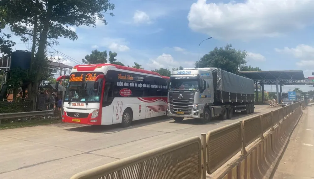 Sự việc xảy ra ngay tại trạm thu phí khiến giao thông qua đây bị gián đoạn 3dc12e5b060c8b52d21d.jpg