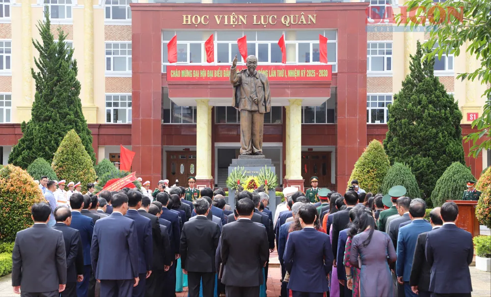Đoàn đại biểu tỉnh Lâm Đồng dâng hoa, báo công trước tượng đài Bác Hồ tại khuôn viên Học viện Lục quân IMG_5354.JPG