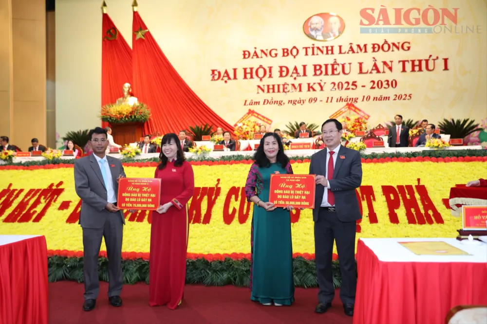 Đại diện Ủy ban MTTQ Việt Nam tỉnh Lâm Đồng tiếp nhận tiền ủng hộ tại Đại hội IMGM2440.JPG