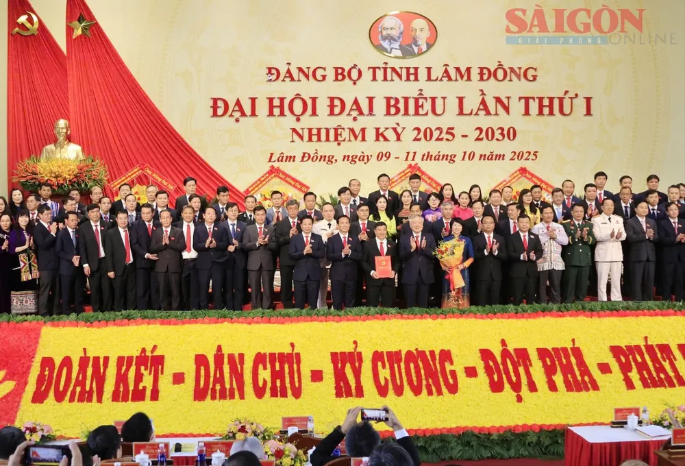 Phó Thủ tướng Thường trực Chính phủ Nguyễn Hòa Bình trao quyết định chỉ định Ban Chấp hành Đảng bộ tỉnh Lâm Đồng nhiệm kỳ 2025 – 2030. Ảnh: ĐOÀN KIÊN 1111222.jpg