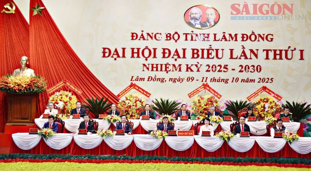 Đoàn Chủ tịch điều hành Đại hội tại buổi bế mạc Đại hội đại biểu Đảng bộ tỉnh Lâm Đồng lần thứ I a94afb23db40561e0f5126 copy.jpg