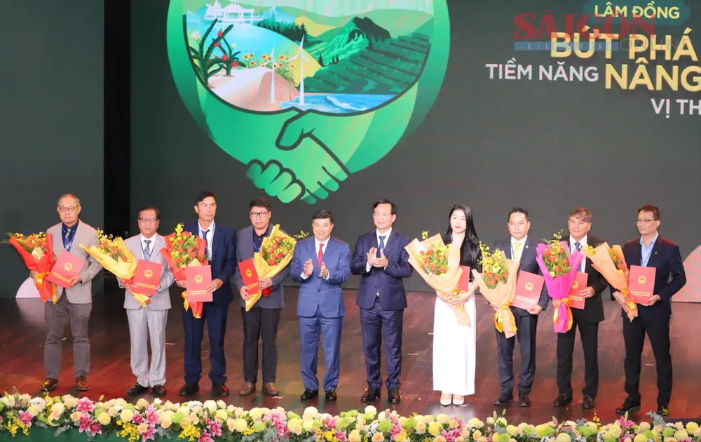 Bí thư Tỉnh ủy Lâm Đồng Y Thanh Hà Niê Kđăm và Chủ tịch UBND tỉnh Lâm Đồng Hồ Văn Mười trao giấy chứng nhận đăng ký đầu tư cho các dự án tổng vốn đầu tư lên tới 33.000 tỷ đồng. Ảnh: ĐOÀN KIÊN IMG_9734.JPG