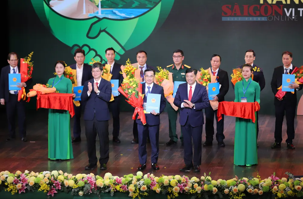 Hai Phó Chủ tịch UBND tỉnh Lâm Đồng Nguyễn Hồng Hải và Lê Trọng Yên trao thỏa thuận hợp tác, biên bản ghi nhớ đầu tư đối với một số doanh nghiệp, tập đoàn. Ảnh: ĐOÀN KIÊN IMG_9742.JPG