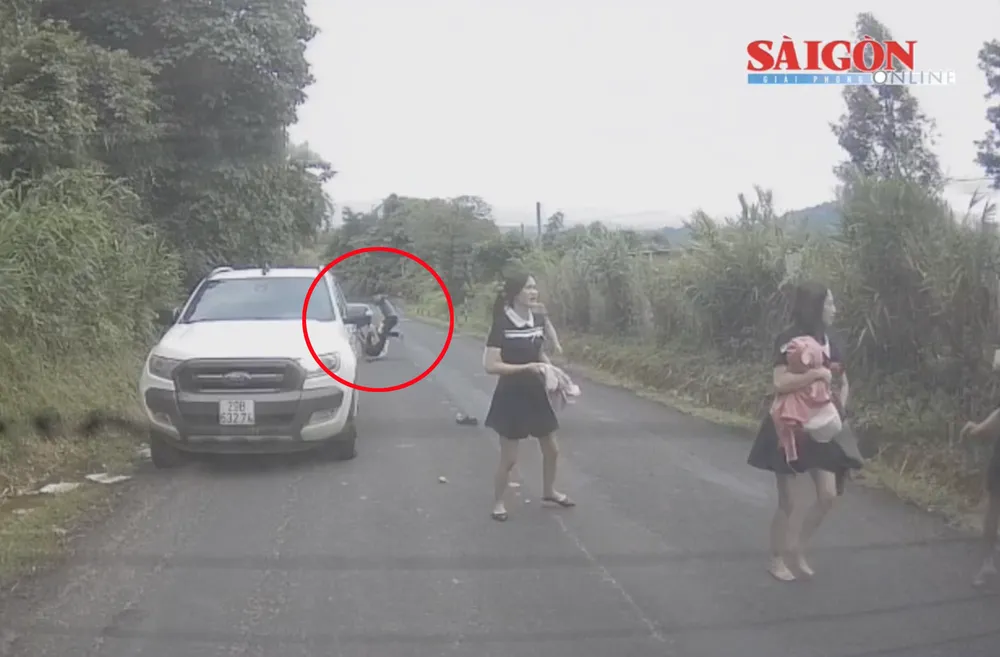 Người đi cùng xe anh V.Th.C cũng bị đánh, ngã lăn giữa đường. Ảnh chụp lại từ camera Screenshot 2025-10-14 at 18.21.13.png