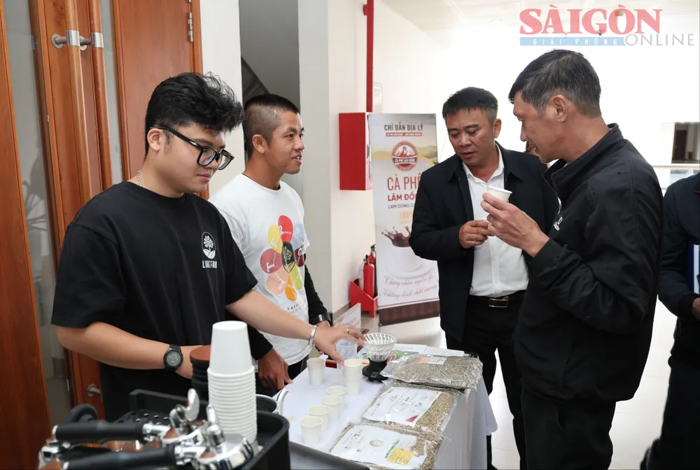 Khách mời thưởng thức cà phê đặc sản Lâm Đồng. Ảnh: ĐOÀN KIÊN 0L1A1192.JPG