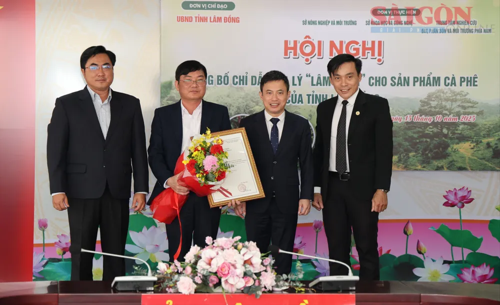 Cục Sở hữu trí tuệ, Bộ KH-CN đã trao chỉ dẫn địa lý “Lâm Đồng” cà phê của tỉnh Lâm Đồng. Ảnh: ĐOÀN KIÊN 0L1A1248.JPG