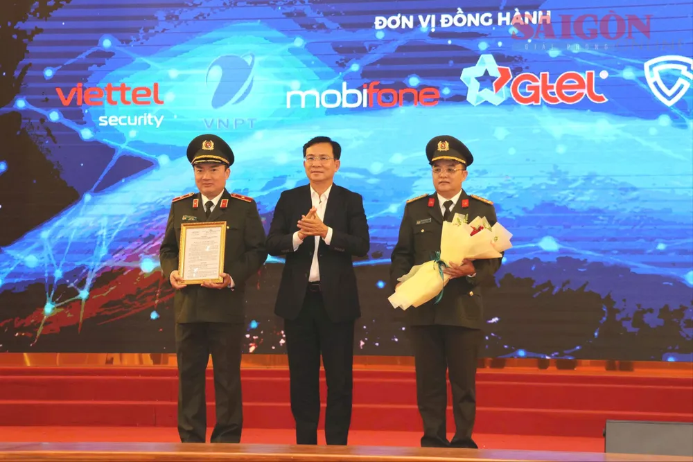 Chủ tịch UBND tỉnh Lâm Đồng Hồ Văn Mười trao quyết định chỉ định Công an tỉnh Lâm Đồng là đơn vị chuyên trách về an toàn an ninh mạng của UBND tỉnh Lâm Đồng 255c59bb119c9cc2c58d.jpg