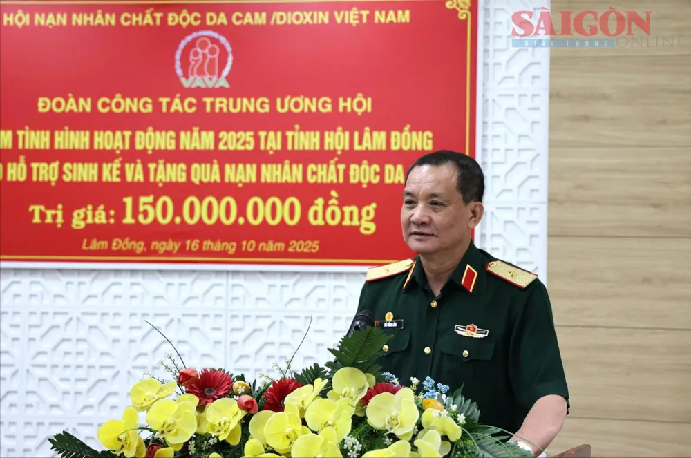 Thiếu tướng Đỗ Hồng Lâm phát biểu tại buổi trao hỗ trợ 93807e2fb00b3d55641a.jpg