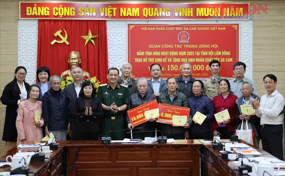 Đoàn công tác trao hỗ trợ sinh kế cho các gia đình nạn nhân chất độc da cam tại tỉnh Lâm Đồng b4e0e2002c24a17af835.jpg
