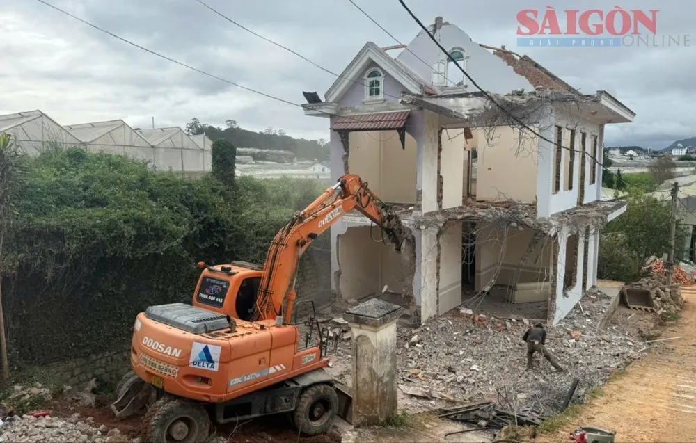 Người dân tự nguyện tháo dỡ nhà cửa để bàn giao mặt bằng cho dự án đường Lữ Gia nối với khu vực thượng lưu hồ Xuân Hương 158564482d98a0c6f989.jpg